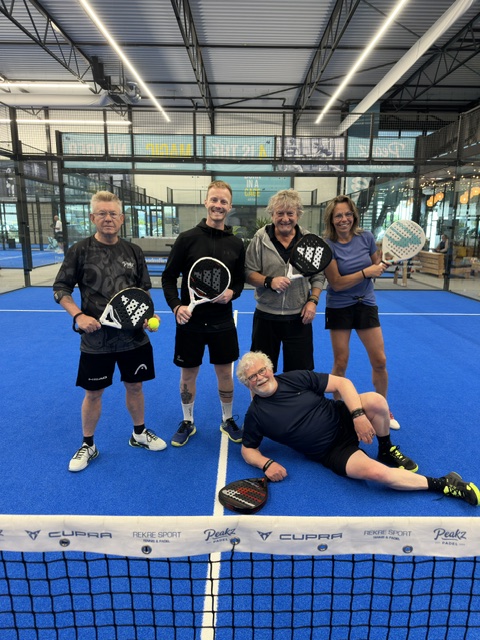Padelclinic en bedrijfsuitje met een gezellige groep op de baan